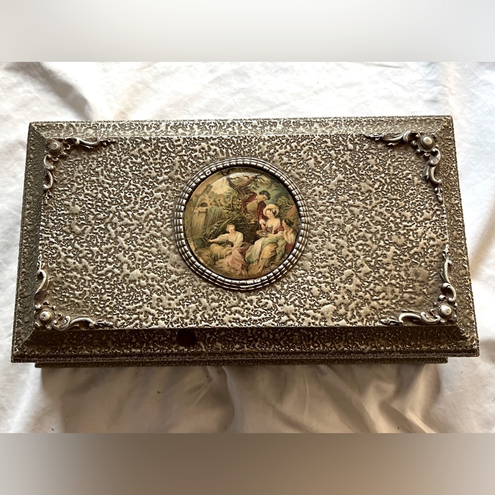 Antique jewelry box featuring art by François Boucher.